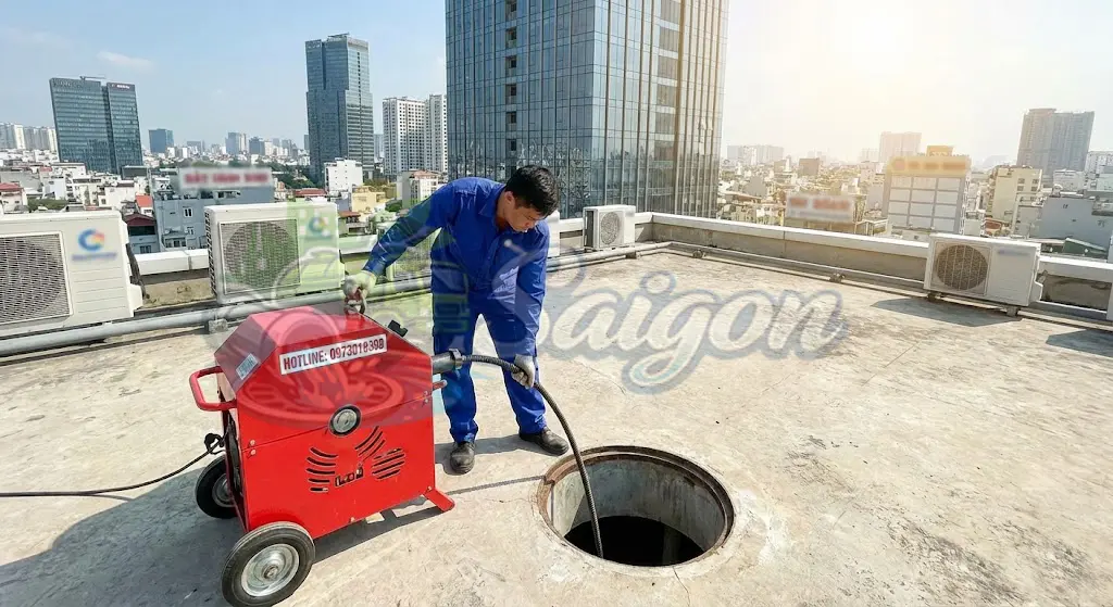 Đội ngũ kỹ thuật viên thi công hút hầm cầu ban đêm