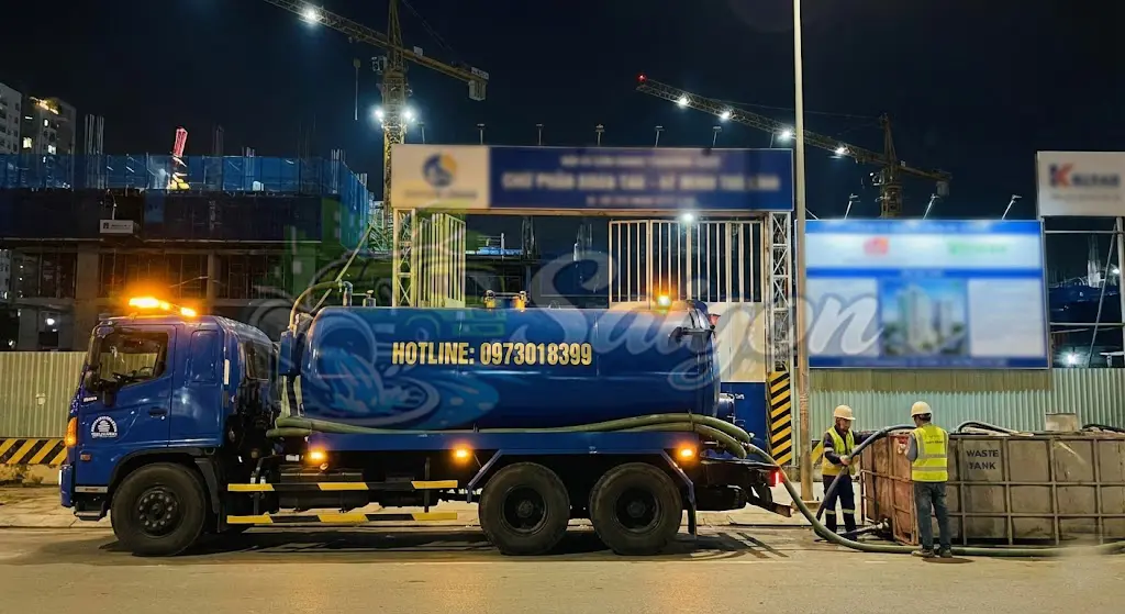 Kỹ thuật vi&ecirc;n thi c&ocirc;ng h&uacute;t hầm cầu sạch sẽ tại T&acirc;n B&igrave;nh