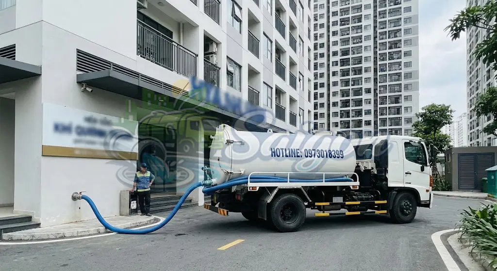 Kỹ thuật viên thi công hút hầm cầu sạch sẽ chuyên nghiệp