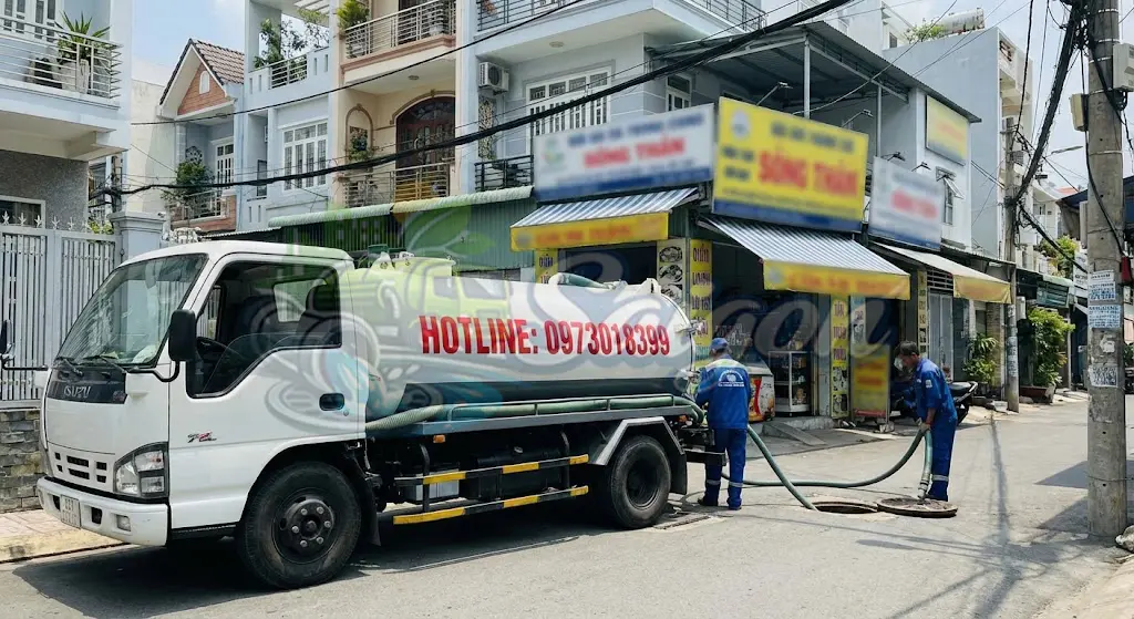 Xe hút hầm cầu phục vụ ban đêm tại trung tâm Quận 1