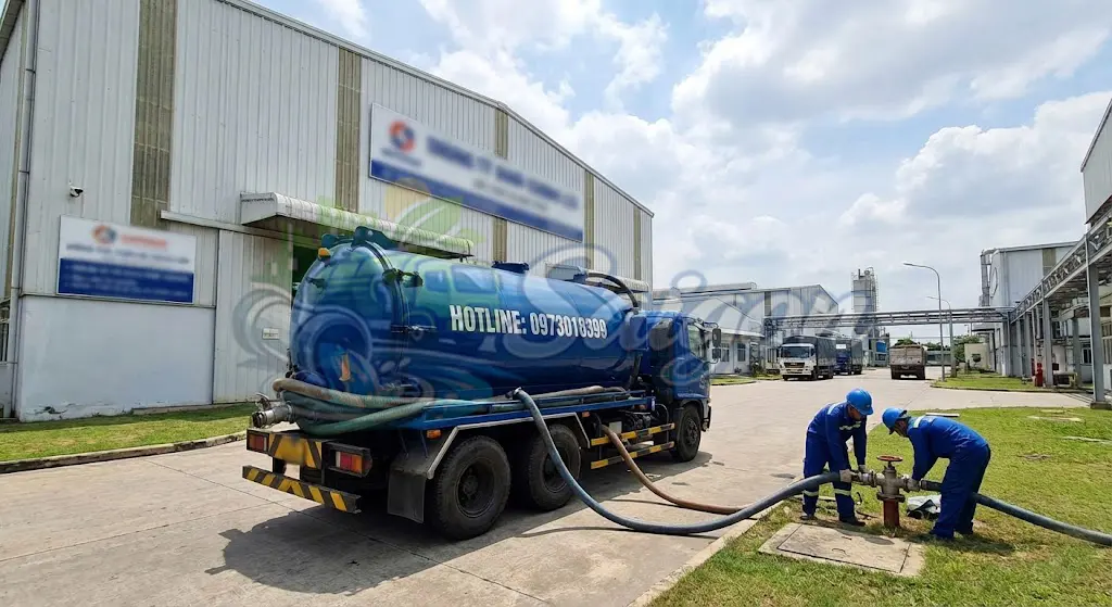 Xe hút hầm cầu mini luồn lách vào hẻm nhỏ tại Gò Vấp